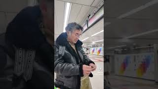 【迷惑】赤の他人のおじさん達に「お年玉をください」とお願い、千円札を差し出すイケオジ出現！！ #迷惑 #おじさん #新年  #東京 #日本 #衝撃 #shorts