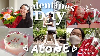 Valentine's Day alone vlog 2022 🌹 | picnic date, gifts for friends, new Sony camera + movie night 🧺