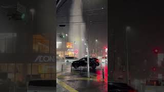 【衝撃】豪雨により横断歩道上のマンホールが吹き飛ぶ瞬間がエグすぎる、大量の水が流れ込んでマンホールから水が噴き出し！SNSで話題の人気動画！新宿歌舞伎町 #japan #炎上 #迷惑 #shorts