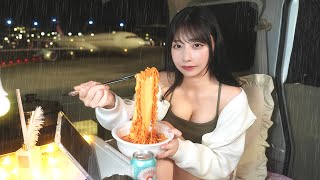 大雨の空港で車中泊、雷に怯えて軽バンに引きこもる夜