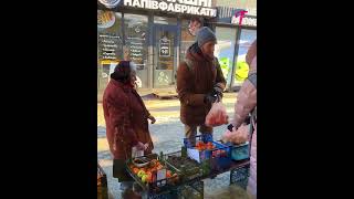 A man helps elderly lady at the fruit stand, moving her to tears #shorts