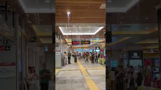 【衝撃】新宿駅構内の雨漏りがヤバすぎ！滝のよう都心部で発生した豪雨、雨漏りに見舞われた模様！SNSで話題の人気動画！新宿歌舞伎町 トー横界隈　#トー横キッズ　大久保公園 #炎上 #迷惑 #shorts
