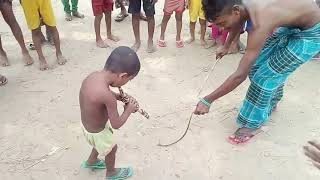 Snakes will be caught || সাপ ধরা ফানি ভিডিও || funny video || কিভাবে সাপ ধরে || সাপ ধরা || comedy ||
