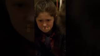 Un #extrait de #shameless || ses enfants l'oblige à boire