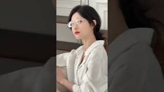 Sự nữ tính ngày nay được thể hiện qua cặp kính
