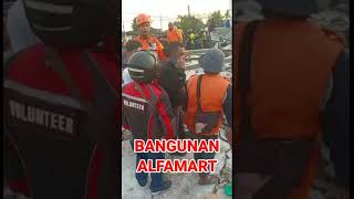 detik detik robohnya bangunan Alfamart
