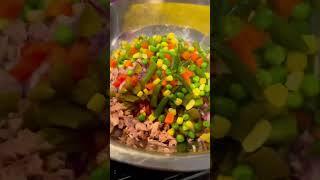 Prepárate una rica ensalada de atún natural🐟 Very easy to prepare! Cook both sides of the tuna for
