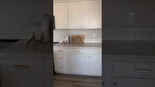 New cabinet pulls // Easy Kitchen upgrade #diykitchen #diyhomedecor #beforeandafter #white kitchen