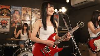 【AI生成】ガールズバンドの練習風景