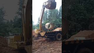 Pipe unloading by using excavator