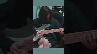 激しいベースを弾く人