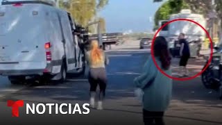 Joven arroja botella contra camioneta de ICE tras presenciar una detención | Noticias Telemundo