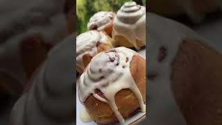 Roles de canela con chocolate blanco