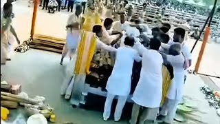 কাউকে আপন ভেবো না তোমার সামনে একরকম পেছনে আর একরকম এদের থেকে দূরে থাকো🙏🙏