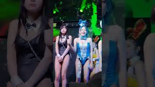 【衝撃】バーレスク東京で胸を揺らす青いバニー！撮影者のマネをする黒いバニーが魅力的すぎて草！tokyo japan travel girls dance #shorts