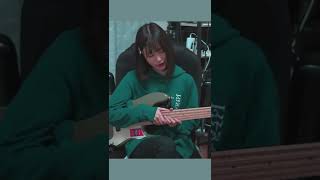 忘れられないのベースを弾く人