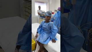 8歳の少年が麻酔を受ける