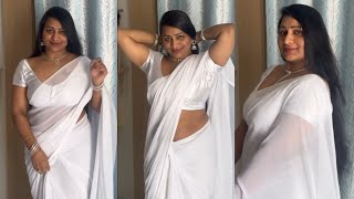 エレガントな白いサテンサリーとそれに合う白いサテンブラウス | 南インドの伝統的なサリー