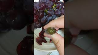 ブドウ食べるだけ