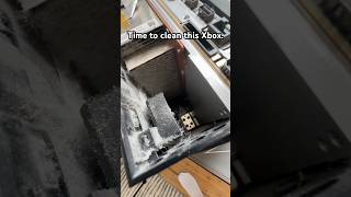 この Xbox Series X がどれだけ埃をかぶっているか見てください。