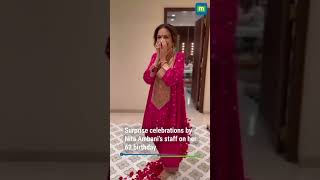 ニタ・アンバニの62歳の誕生日にスタッフがサプライズでお祝い