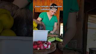 Arroz colorido com legumes colhidos na hora