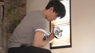 岡田健史、自宅トレーニングで鍛え上げた筋肉を披露　爽やか笑顔でシャツ越しの肉体美も！　「ザバス MILK PROTEIN」新TV-CM『ザバス飲むまでがトレーニング』篇