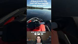 止まっているように見えるほど速く走っている