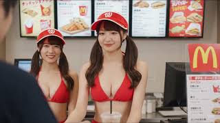 【AI生成】赤いビキニがユニフォームのハンバーガー店