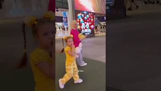 バスケットボールの中にお菓子を隠して映画館へ