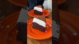 贅沢な生クリームたっぷりチョコケーキ