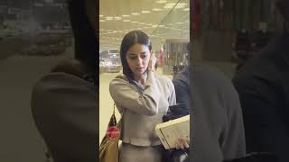 Ananya Pandey Spotted at Airport #ananyapanday #bollywoodnewsinhindi