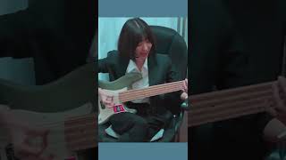 脳漿炸裂ガール のベースを弾く人