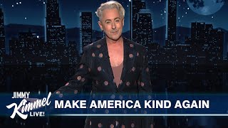 ゲストホストのアラン・カミングが、トランスジェンダーコミュニティへの攻撃とアメリカに優しさを取り戻すことについて語る