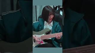 チェンソーマンのED を弾く人（ずっと真夜中でいいのに - 残機）