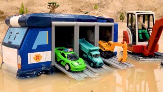 물에 빠진 트랙터, 경찰차, 트럭, 굴삭기 발견 | 재미있는 수중 장난감 자동차 컬렉션