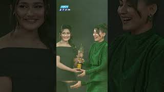 মেহজাবিন চৌধুরীর হাত থেকে পুরস্কার তুলে নিলেন ছোট বোন মালাইকা চৌধুরী | Mehazabien Chowdhury | ETV