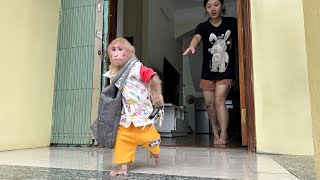 Bibi luxurious wakes up Mom to go to the restaurant for breakfast!