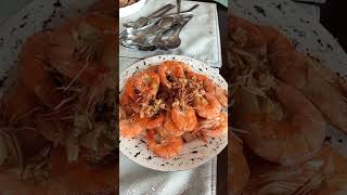 昼食にエビ