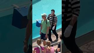 Wait a minute lol 😘🤣 Tom mime Seaworld #seaworldmime #comedyreels #comedy #funny #tomthemime