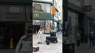 violin 🎻 played beautifully at centre of city🇬🇧#youtubeshorts  #musicalinstrument #musiclovers