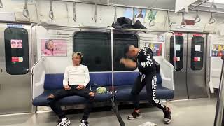 【迷惑】電車内が“ヤリラフィー動物園”に！常磐線の車内で、吊り革で遊ぶ2人の迷惑行為が確認された！窓には「ぽんちゅう」の落書きも見られた！#衝撃 #電車  #東京 #日本 #話題