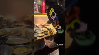 【衝撃】新宿の焼肉屋"ホルモンいのうえ"のお皿の上でくつろぐネズミ現る、店側はさほど気にしていない様子！衛生管理大丈夫？！ #炎上 #衝撃  #shorts