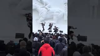 【悲報】人気アイドルさん、札幌・雪まつりのステージで盛大にコケてしまうw「iluxion」の月嶋あやさんが、ライブ中に勢いよく転んでしまった！【衝撃】SNSで話題のバズる動画 #面白い #shorts