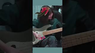 打打打打打打打打打打 のベースを弾く人
