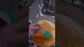 Sopa de arros rojo.