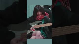 楽しそうにベースソロを弾く人