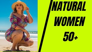 50 歳を超えたナチュラルな年配女性 - 60 歳を超えた女性がラップドレスと幅広の帽子を素敵に着こなす方法!