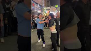 【驚愕】攻撃弱すぎ！ショボい喧嘩をおっぱじめる酔っ払い！歌舞伎町に騒然としていた模様【衝撃】SNSで話題の人気動画！新宿歌舞伎町 トー横界隈　#トー横キッズ　大久保公園 #炎上 #迷惑 #shorts