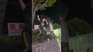 【衝撃】新宿の路上に野生のDIR EN GREY出現新宿東口前で路上ライブしている男性！ほぼデスボイスとシャウトの革新的スタイル！SNSで話題の人気動画！近所迷惑！ #shorts